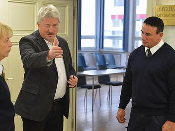 Direktor  Ulrich Schmottermeyer erläutert Angela Ehrle und ihrem Kollegen ihre Aufgaben an Sitzungstagen im Arbeitsgericht. Foto:  Ronald  Rinklef