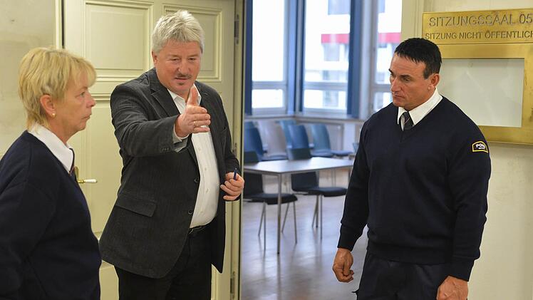 Direktor  Ulrich Schmottermeyer erläutert Angela Ehrle und ihrem Kollegen ihre Aufgaben an Sitzungstagen im Arbeitsgericht. Foto:  Ronald  Rinklef