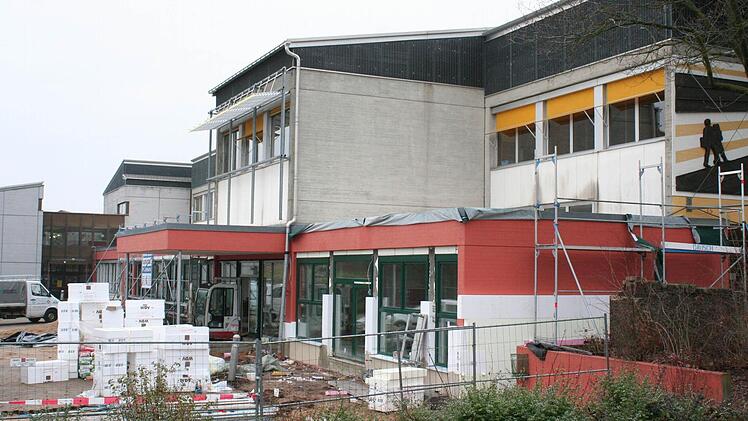 Im Erdgeschoss der Schule entstehen zwei neue Gruppenräume für den Kindergarten mit den dazu gehörigen Nebenräumen. In der Gemeinderatssitzung wurde die Küchenausstattung vergeben. Schon im März will der Kindergarten Einzug halten.