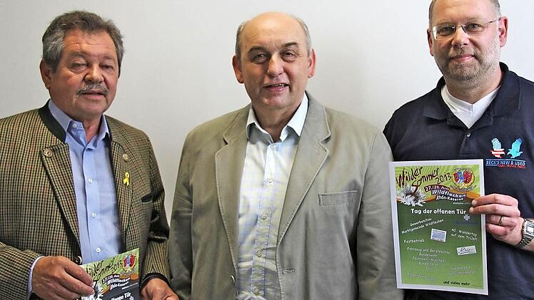 Organisatorische Unterstützung für die Festvorbereitung erhält Bürgermeister Alfred Schrenk (Mitte) von Hans Rohrmüller (links) und Heinz Leitsch.Fotos: Gerd Schaar
