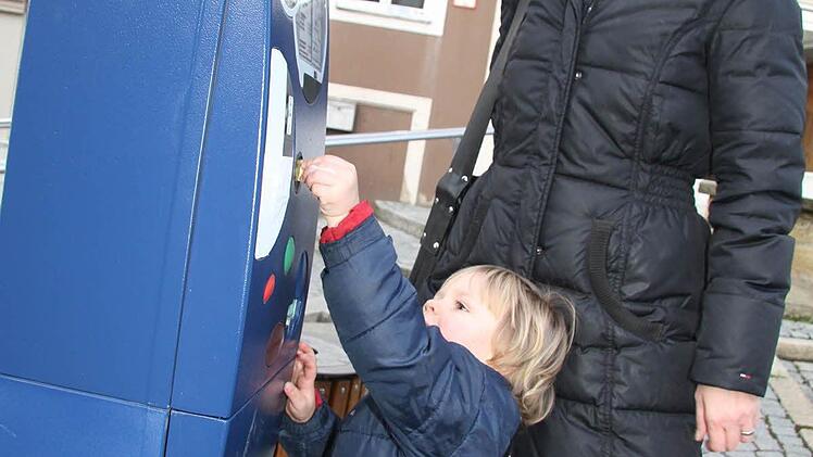 Sonja Schlund aus Kulmbach ist hellauf begeistert von der Neuerung. "Das ist einfach praktisch", findet sie. Nur Sohn Nick (3) findet es ein bisschen schade, dass er jetzt nicht mehr so oft Geld einwerfen kann. Foto: Sonja Adam