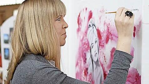 Carina Scherbel aus Neufang legt kurz vor Beginn der Ausstellung nochmals Hand an und nimmt letzte Korrekturen an ihren Bildern vor.
