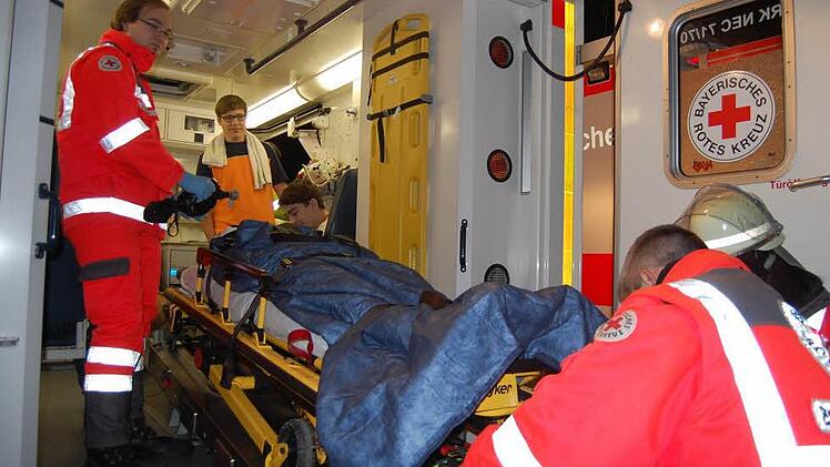 Schwerverletzte müssen sofort ins Krankenhaus gebracht werden. Fotos: Andreas Welz