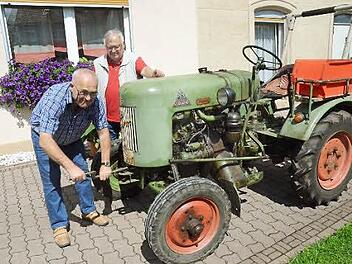Adam Suffa liebt sein altes Dieselross und fährt damit noch zum Holzholen. Sein Sozius Hans Michel bestaunte als Kind schon den Bulldog, der 1951 eine Rarität in Rothenkirchen war. Beide machen sich gerade zu einer kleinen Ausfahrt auf. Foto: K.- H. Hofmann