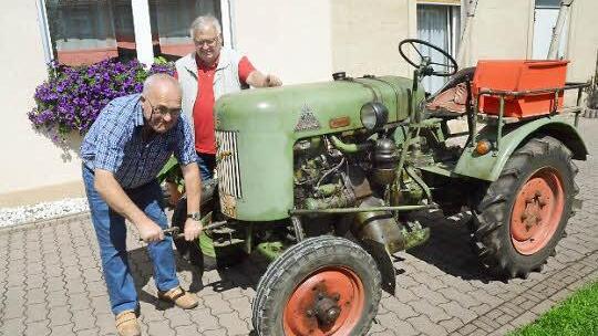 Adam Suffa liebt sein altes Dieselross und fährt damit noch zum Holzholen. Sein Sozius Hans Michel bestaunte als Kind schon den Bulldog, der 1951 eine Rarität in Rothenkirchen war. Beide machen sich gerade zu einer kleinen Ausfahrt auf. Foto: K.- H. Hofmann