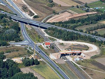 Die rund 100 Tonnen schweren Fertigteile für die Brücke bei Kemmern werden am Dienstag, 20. September, und Mittwoch, 21. September, montiert.  Foto: Ronald Rinklef