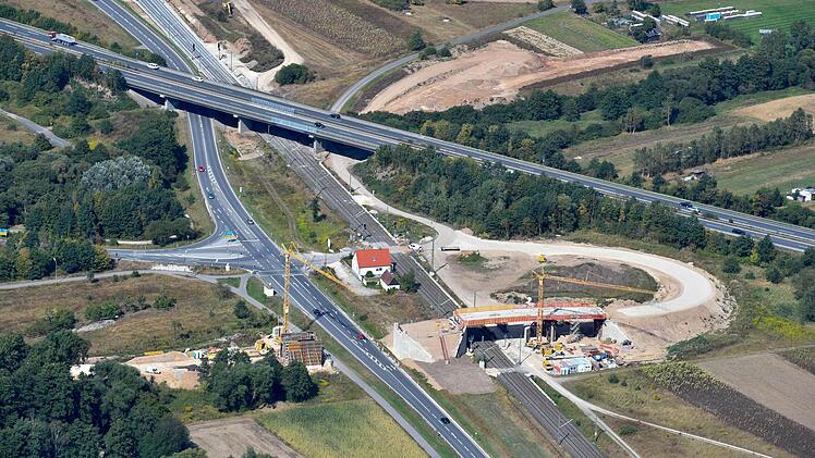 Die rund 100 Tonnen schweren Fertigteile für die Brücke bei Kemmern werden am Dienstag, 20. September, und Mittwoch, 21. September, montiert.  Foto: Ronald Rinklef