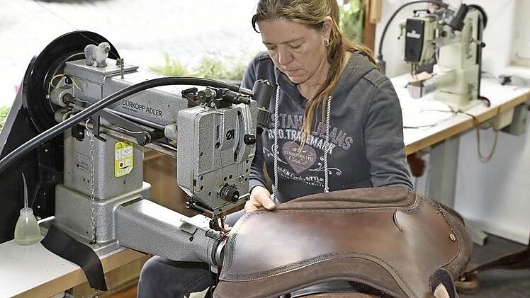 Anouk Wächter repariert nicht nur, sondern entwirft und fertigt auch die Prototypen von Pferdesätteln.  Fotos: Gerold Snater