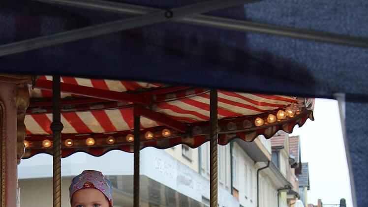 Zum nostalgischen Kinderkarussell steuert die Werbegemeinschaft Neustadt etwas bei, um die Fahrpreise günstiger zu machen. Foto: Manja von Nida