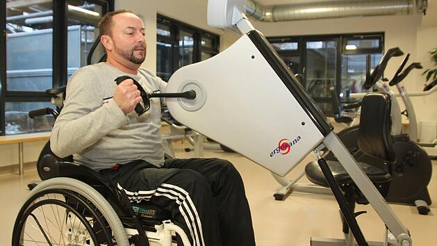 T&auml;glich trainiert Stefan Probst in der Hohen Warte seine Fitness. "Die Kraft in den Oberarmen werde ich brauchen", sagt der 48-J&auml;hrige, der nach einem Motorradunfall im Oktober querschnittsgel&auml;hmt ist. Foto: Alexander Hartmann