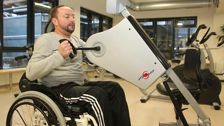 Täglich trainiert Stefan Probst in der Hohen Warte seine Fitness. "Die Kraft in den Oberarmen werde ich brauchen", sagt der 48-Jährige, der nach einem Motorradunfall im Oktober querschnittsgelähmt ist. Foto: Alexander Hartmann