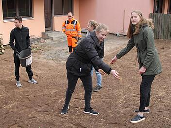 Schüler der Klasse 10c säen hinter dem Schulgebäude eine Wiese für Insekten an. Die Landkreisgärtnerei unterstützt die Aktion. Foto: Ulrike Müller