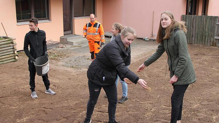 Schüler der Klasse 10c säen hinter dem Schulgebäude eine Wiese für Insekten an. Die Landkreisgärtnerei unterstützt die Aktion. Foto: Ulrike Müller