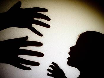 Sexueller Missbrauch von Kindern: Ein Lehrer aus Deutschland ist in den USA vor seinen geplanten Taten überführt und nun auch verurteilt worden. Foto: Patrick Pleul, dpa