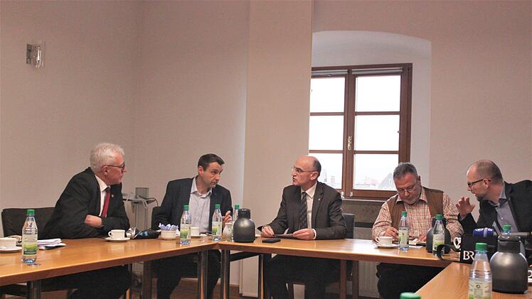 Bürgermeister Günther Werner, Büroleiter Michael Rahn, Landrat Wilhelm Schneider, Leiter des Gesundheitsamtes Jürgen Reimann und Peter Friedrich vom Landratsamt Haßfurt diskutieren die veränderte Sachlage zum ersten bestätigten Coronafall im Kreis Haßberge. Lucie Homann