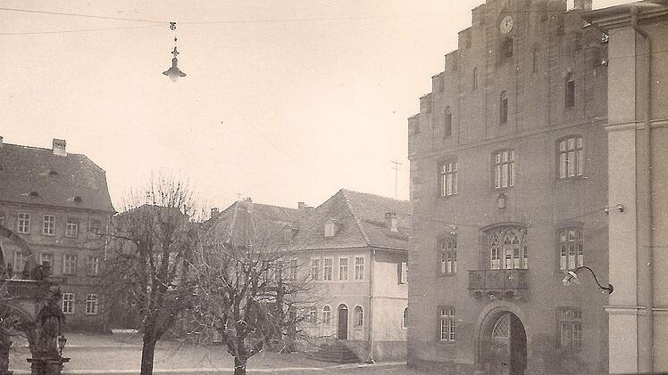 Bis in die 1950er Jahre stand das Haus Uhl neben dem Rathaus.