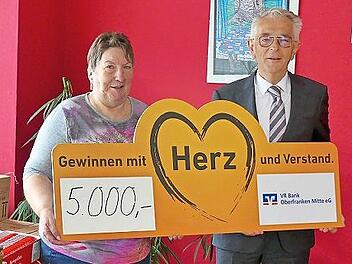 Tafel-Chefin Elfriede Höhn freut sich über die Spende der VR-Bank Oberfranken Mitte, die Gerhard Zettel übergab.