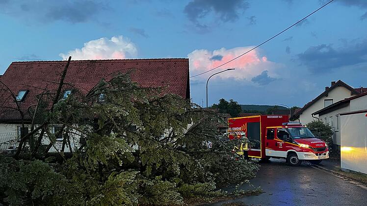 Umgestürzte Bäume und abgedeckte Häuser: Schwere Unwetter im Landkreis Bamberg