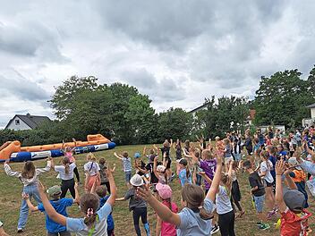 Die Schulkinder der Grundschule Ehrenbürg waren beim Schulfest sehr aktiv.