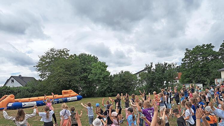 Die Schulkinder der Grundschule Ehrenbürg waren beim Schulfest sehr aktiv.