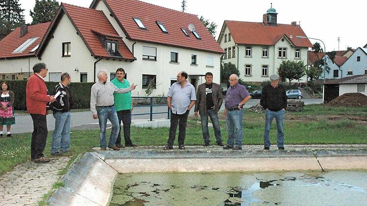 Der Wasserstand im Feuerlöschteich hat sich abgesenkt, nachdem im Rahmen der Kanalbaumaßnahme der Zulauf geändert wurde. Foto: Schmidt