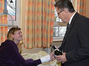Wenn man im Krankenhaus verweilen muss, ist es schön, Besucher aus der Heimat zu bekommen. Patientin Tanja Röckert aus Voccawind sah mit Bürgermeister Werner Döhler (Ermershausen) ein bekanntes Gesicht.