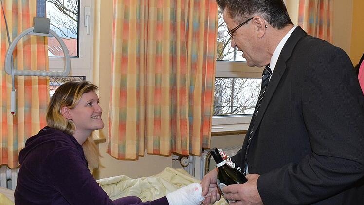 Wenn man im Krankenhaus verweilen muss, ist es schön, Besucher aus der Heimat zu bekommen. Patientin Tanja Röckert aus Voccawind sah mit Bürgermeister Werner Döhler (Ermershausen) ein bekanntes Gesicht.