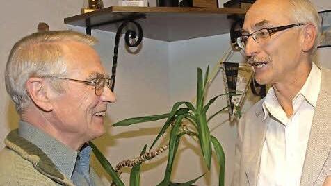 Seit 60 Jahren gehört Adalbert Huhn (links) dem TSV Ebenhausen an. Seine Treue würdigte Michael Distler.