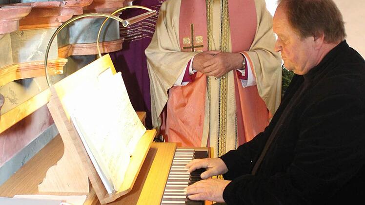 Johannes Eirich ließ das Instrumenterklingen; Weihbischof Helmut Bauer und Pfarrer Dr Mathias Rusin (v. l.) waren fasziniert.