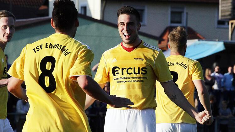 Jubelnd empfängt der Ebensfelder Torschütze zum 1:0, Florian Häublein (rechts) den Torschützen zum 2:0, Kevin Popp (Nr. 8). Foto: sportpress