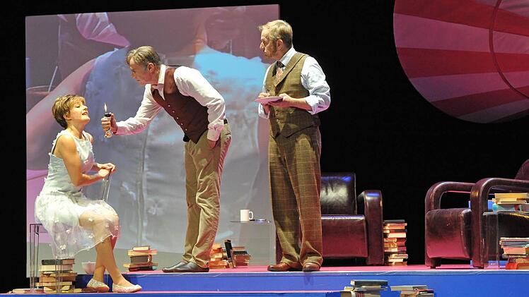 Ob's das Mädel wohl noch lernt? Eliza (Anna Gütter) im Unterricht bei Prof. Higgins (Holger Hauer) unter skeptischer Beobachtung von Oberst Pickering (Niklas Scheibli). Foto: Andrea Kremper