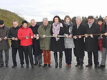 Bei der offiziellen Verkehrsfreigabe mit der parlamentarischen Staatssekretärin im Bundesverkehrsministerium, Dorothee Bär (Mitte) wurde das obligatorische Band durchschnitten. Foto: Alexander Hartmann