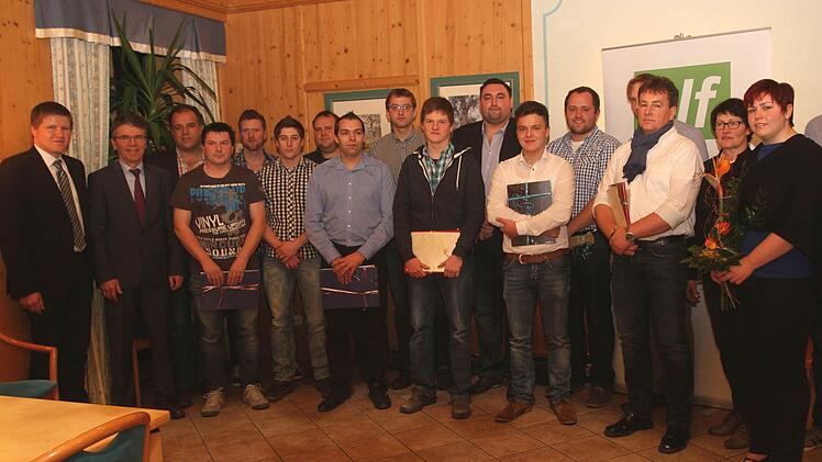 Die ausgebildeten "Landwirte" mit VLF-Vorsitzenden Steffen Beiersdorfer und Ausbildungsberater Martin Mack (von links). Foto: Günther Geiling