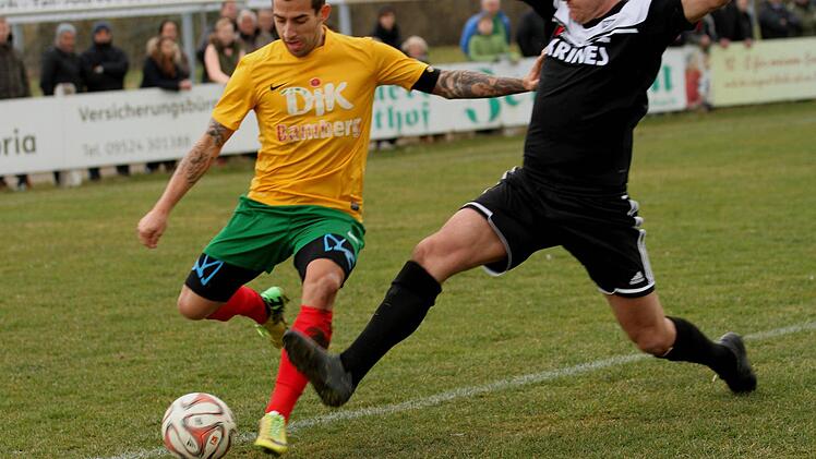: Hier kommt der Sander Andre Karmann (rechts) nicht mehr an den Ball und der Bamberger Dominik Schütz zirkelt die Flanke zum 0:1 vor das Sander Tor.