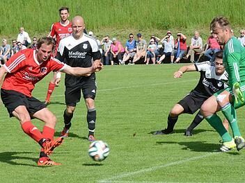 Luft nach oben in Sachen Chancenverwertung: Unser Bild zeigt Fuchsstadts Andreas Graup vor Euerbachs Keeper Maximilian Schanz. Foto: ssp