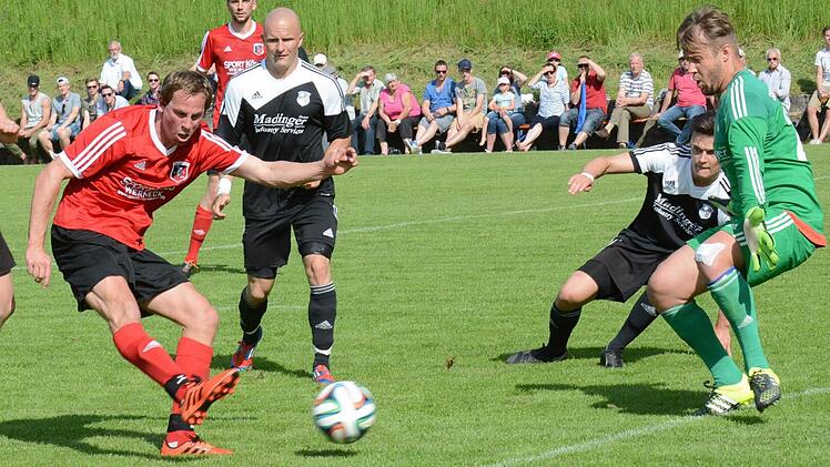 Luft nach oben in Sachen Chancenverwertung: Unser Bild zeigt Fuchsstadts Andreas Graup vor Euerbachs Keeper Maximilian Schanz. Foto: ssp