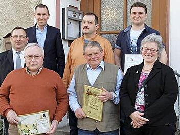 Das neue Ehrenmitglied Georg Richter (vorne, Mitte) mit (vorne, von links) Herbert Allersdorfer und Gerlinde Seyferth sowie (dahinter, von links) Vorsitzender Helmut Ulbrich, Bürgermeister Martin Bernreuther, Werner Kirschner und Patrick Ulbrich  Foto: Katharina Müller-Sanke