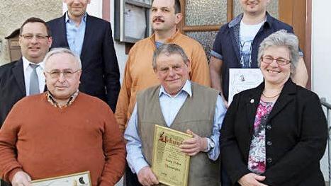 Das neue Ehrenmitglied Georg Richter (vorne, Mitte) mit (vorne, von links) Herbert Allersdorfer und Gerlinde Seyferth sowie (dahinter, von links) Vorsitzender Helmut Ulbrich, Bürgermeister Martin Bernreuther, Werner Kirschner und Patrick Ulbrich  Foto: Katharina Müller-Sanke