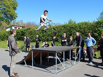 Die Skaterbahn in Thurnau ist eröffnet. Joshua Köhl testet die Bahn mit einem Sprung ins Glück. Thomas Hillebrand (links) von der Firma PDR sowie (hinter dem Hindernis, von links) die Jugendsprecher Detlef Zenk und Susan Müller, Bürgermeister Martin Bernreuther, Björn Müller von den Berndorfer Kirchenmäusen und Gemeinderätin Brigitte Soziaghi sind beeindruckt.Katharina Müller-Sanke