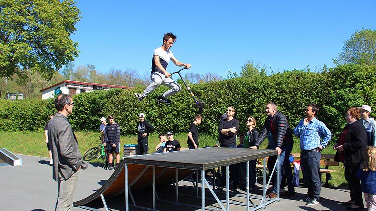 Die Skaterbahn in Thurnau ist eröffnet. Joshua Köhl testet die Bahn mit einem Sprung ins Glück. Thomas Hillebrand (links) von der Firma PDR sowie (hinter dem Hindernis, von links) die Jugendsprecher Detlef Zenk und Susan Müller, Bürgermeister Martin Bernreuther, Björn Müller von den Berndorfer Kirchenmäusen und Gemeinderätin Brigitte Soziaghi sind beeindruckt.Katharina Müller-Sanke