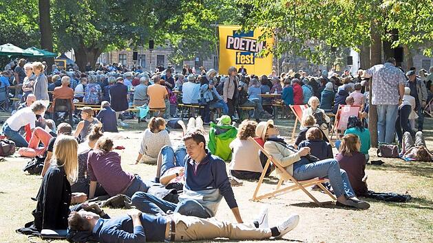 Das Hauptpodium im Schlossgarten beim Poetenfest im vergangenen Jahr Foto: Erich Malter, Erlanger Poetenfest