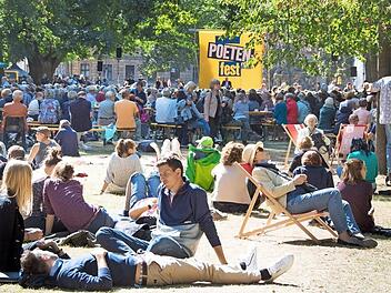 Das Hauptpodium im Schlossgarten beim Poetenfest im vergangenen Jahr Foto: Erich Malter, Erlanger Poetenfest
