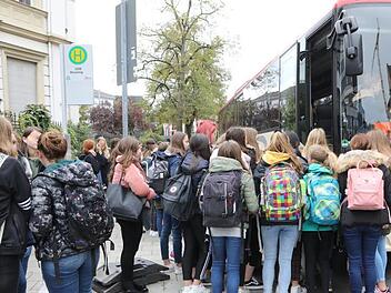 Nach Schulschluss drängeln sich die Schüler in den Landkreisbus. Die meisten müssen stehen, bemängelt die 17-jährige Schülerin Franziska Oberst in einer Reaktion auf unsere ÖPNV-Serie.  Foto: Barbara Herbst