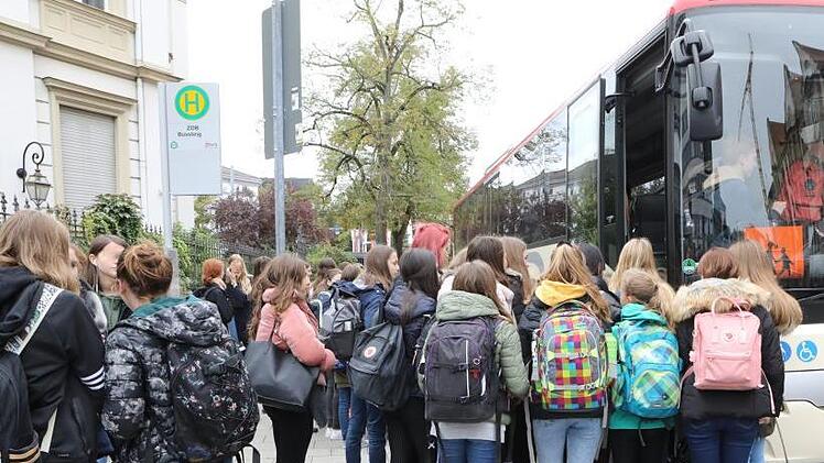 Nach Schulschluss drängeln sich die Schüler in den Landkreisbus. Die meisten müssen stehen, bemängelt die 17-jährige Schülerin Franziska Oberst in einer Reaktion auf unsere ÖPNV-Serie.  Foto: Barbara Herbst