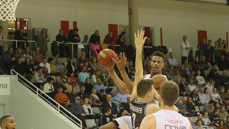 Tidjan Keita (mit Ball) lieferte am Sonntagnachmittag trotz einer leichten Kn&ouml;chelverletzung mit 17 Punkten und 13 Rebounds ein "Double-Double"f&uuml;r seine Coburger ab.  Foto: Iris Bilek