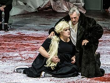 Probenszene aus dem 3. Akt von Richard Wagners "Walküre" am Landestheater Coburg mit Asa Jäger als Brünnhilde und Michael Lion als Wotan. Foto: Jochen Berger