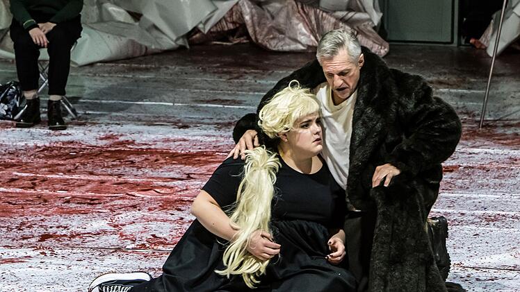 Probenszene aus dem 3. Akt von Richard Wagners "Walküre" am Landestheater Coburg mit Asa Jäger als Brünnhilde und Michael Lion als Wotan. Foto: Jochen Berger