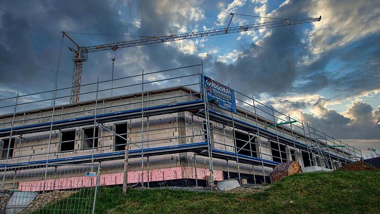 Der neue Kinderhort neben der Grundschule in Poppenlauer ist das zurzeit größte Bauprojekt der Marktgemeinde Maßbach. Die Fertigstellung wird sich allerdings bis 2023 verzögern. Foto: Dieter Britz