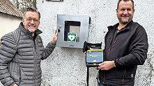 Der B&uuml;rgermeister Karsten Fischkal und Ortssprecher Alexander Schickert mit dem &bdquo;Defi&ldquo;.
