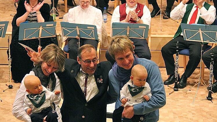 Stolz ist Dirigent Erhard Rada (Mitte) auf seine frisch geborenen Enkel, die Zwillinge Jan und Ben, hier mit Tochter Meike und Schwiegersohn Christian Weigel.
